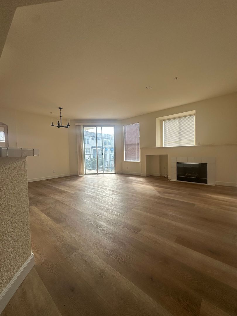 Redwood City Townhome: 400 Baltic Cir. #428