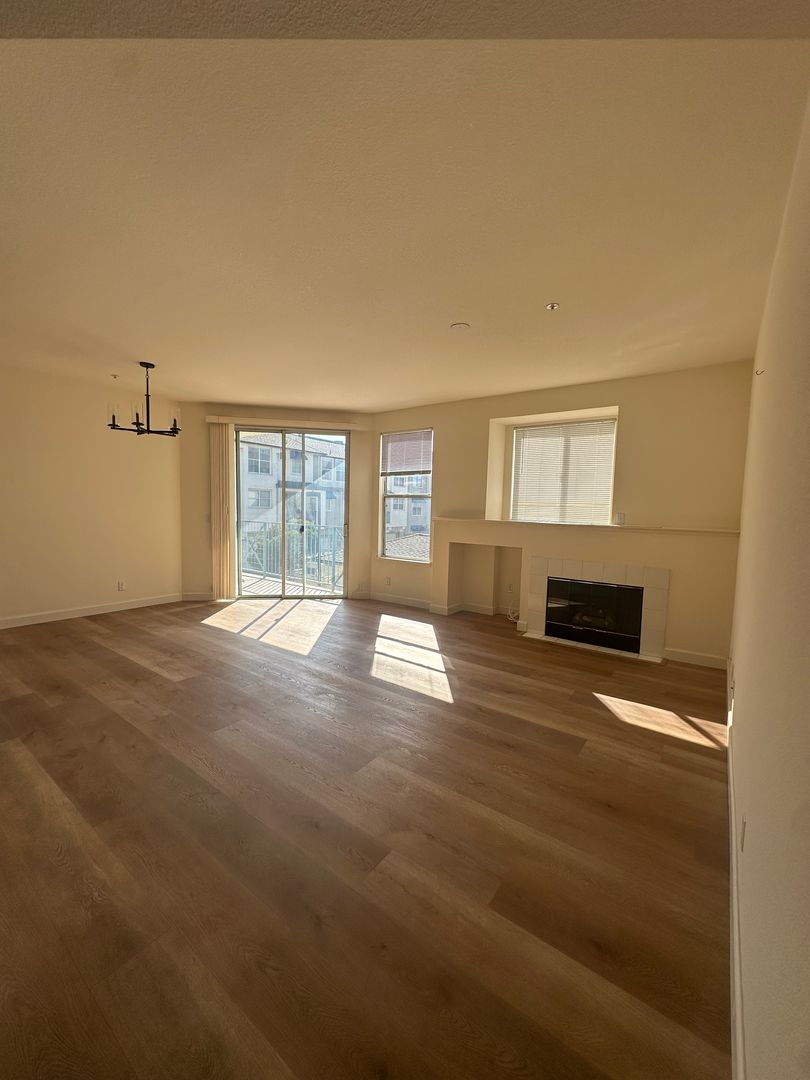 Redwood City Townhome: 400 Baltic Cir. #428