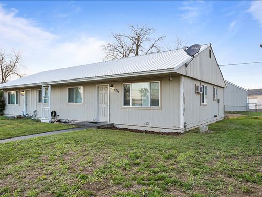 Spacious 2 Bedroom, 1 Bath Duplex! – photo 1
