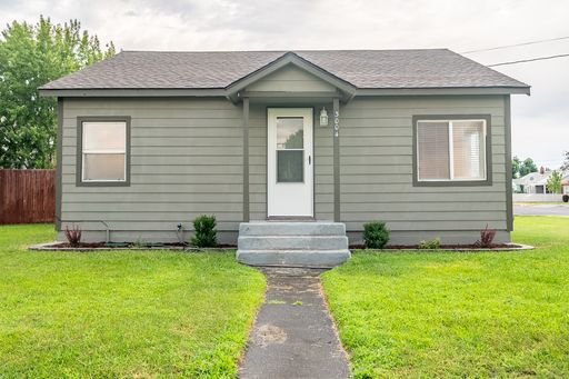 Cozy Home on Corner Lot – photo 1