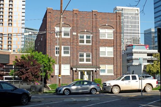Downtown Adjacent 1BR Apartment – Pet Friendly & Move-In Ready – photo 1