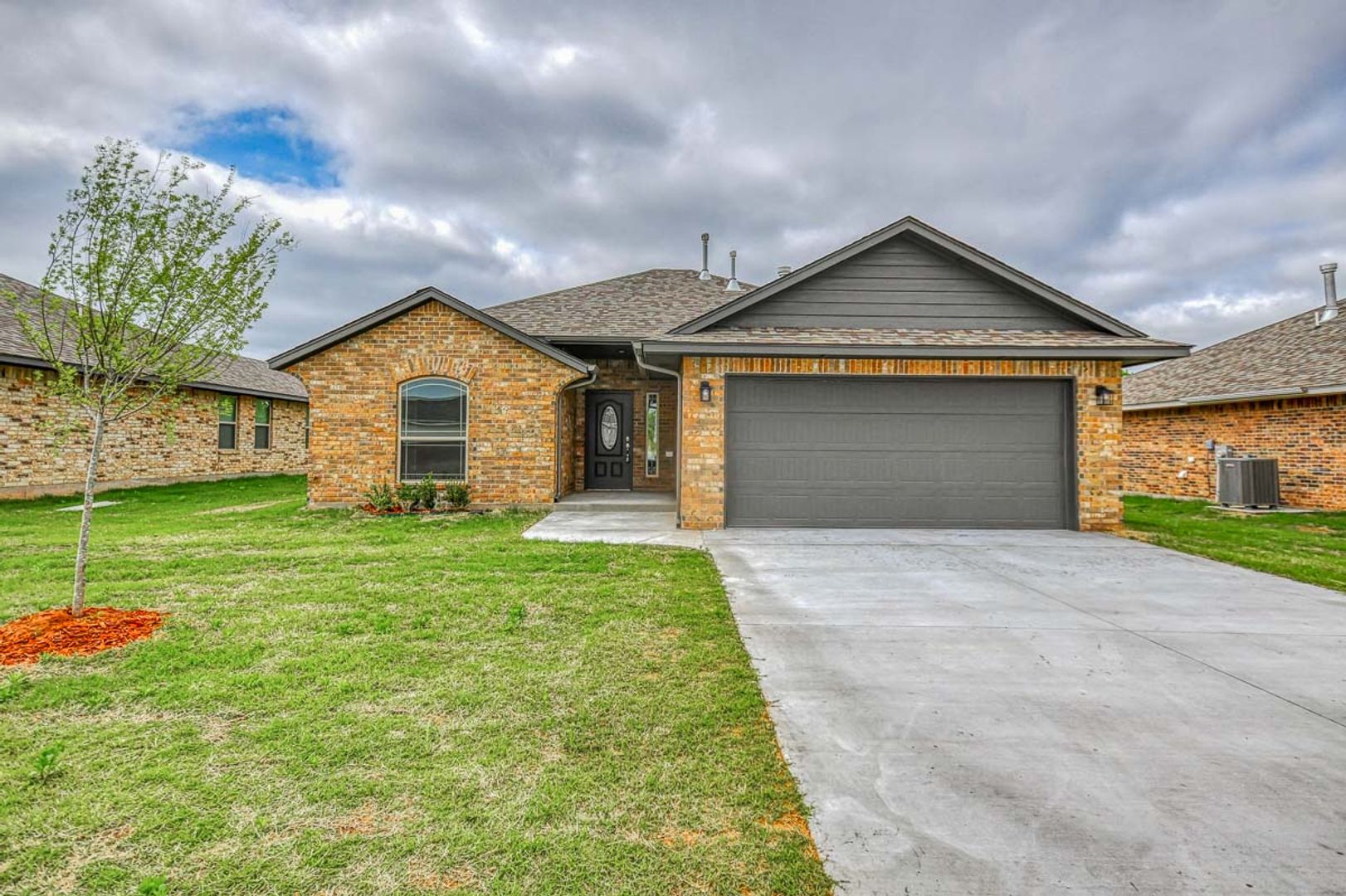 Mustang House: 1016 E Jackrabbit Lane