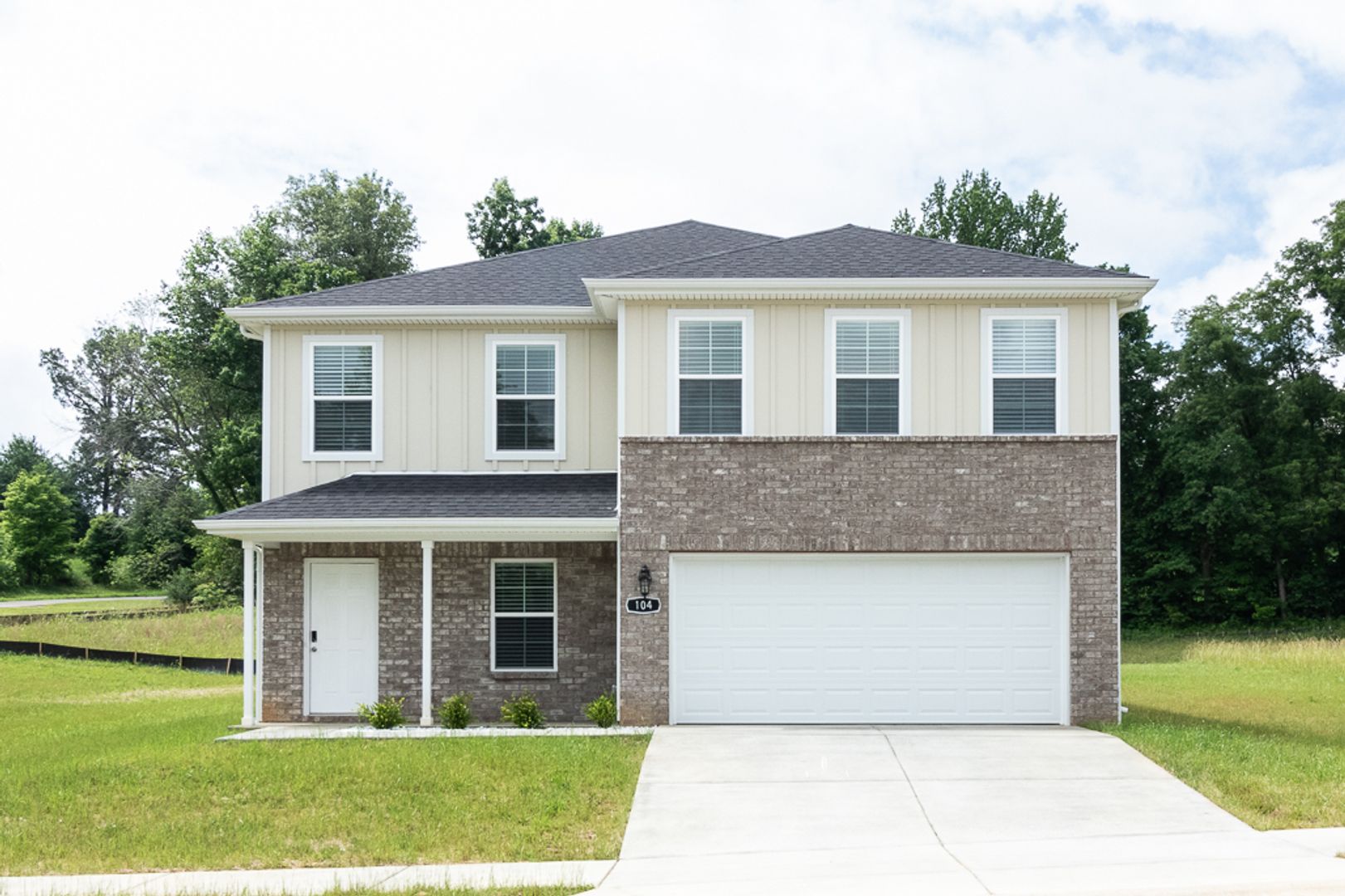 Elizabethtown House: 104 Ashwood Avenue