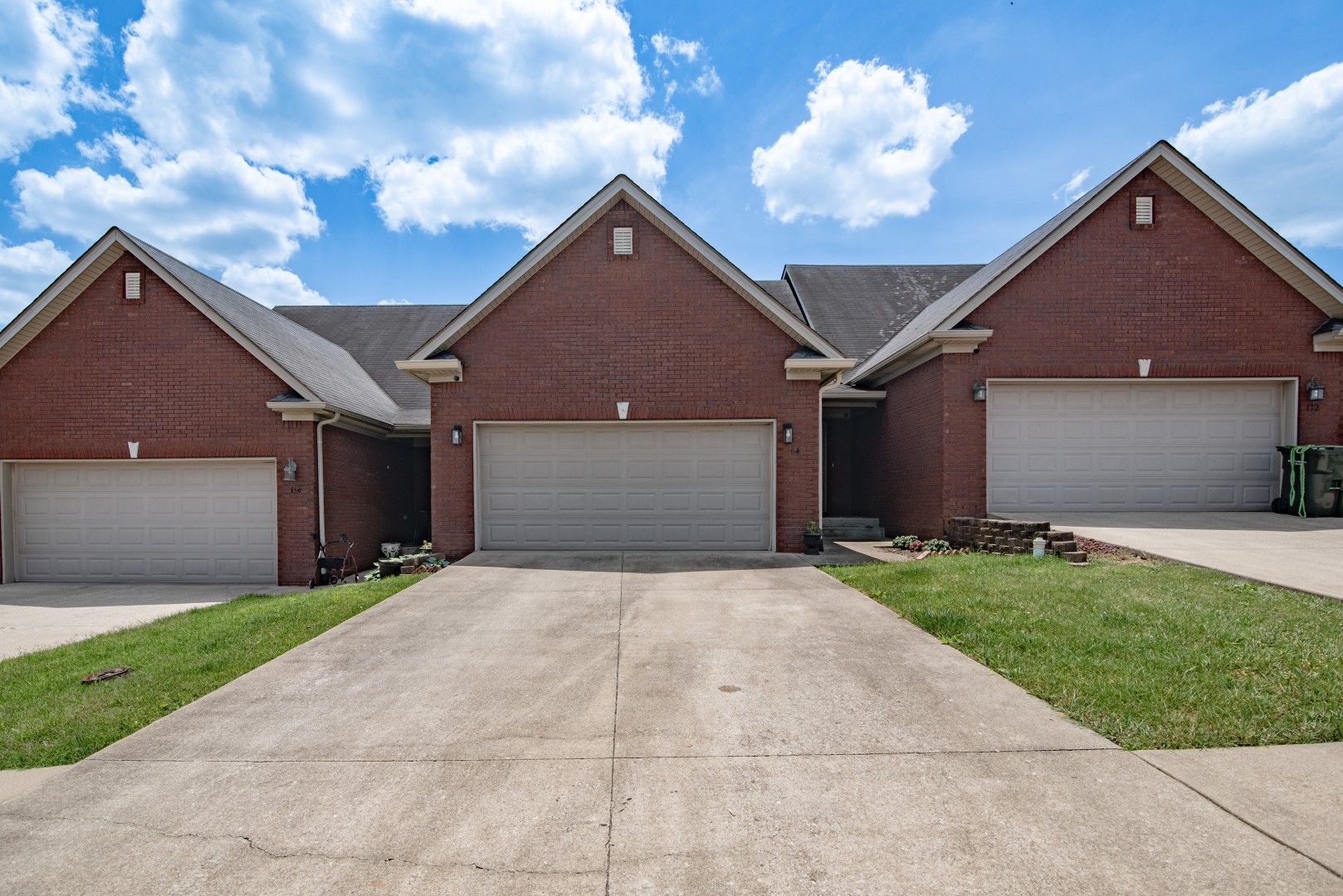 Vine Grove House: 114 Twin Lakes Drive