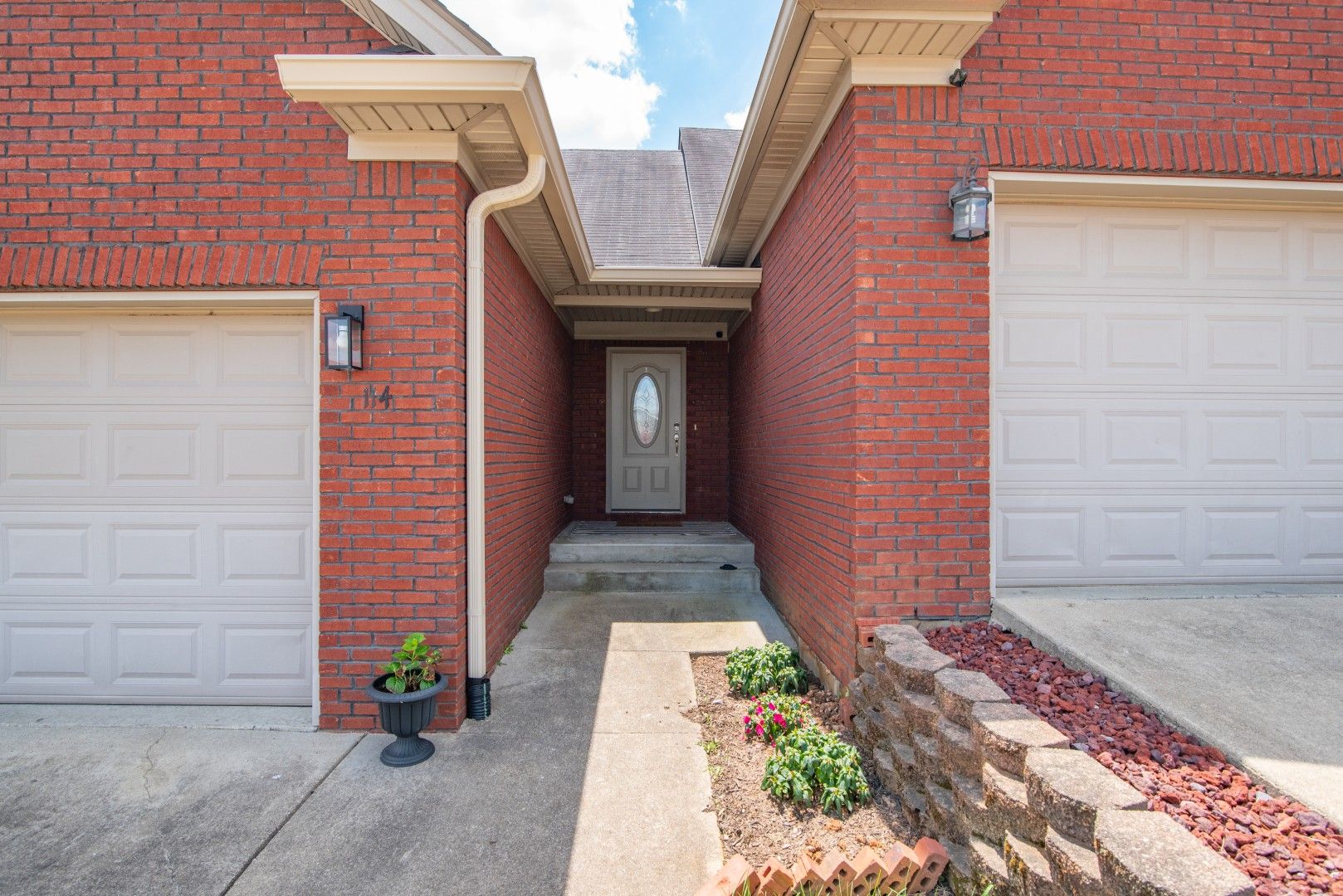 Vine Grove House: 114 Twin Lakes Drive