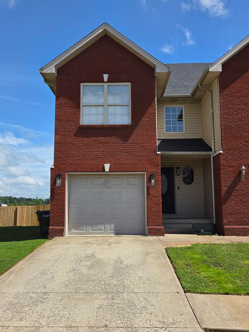 Vine Grove House: 153 Twin Lakes Drive