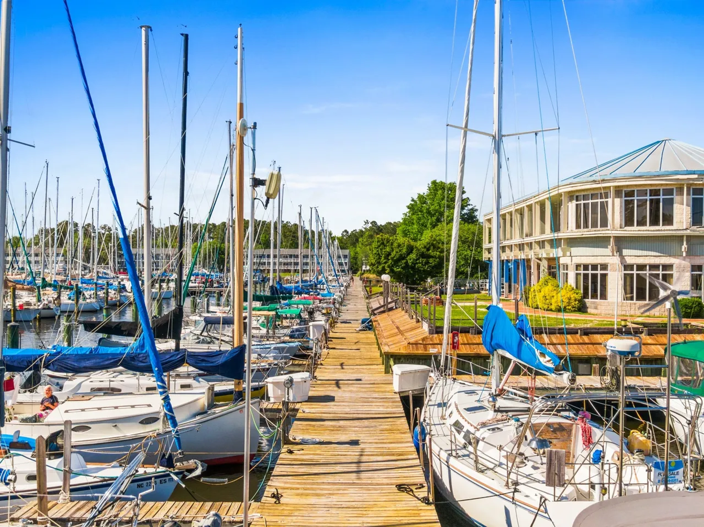 New Bern House: 6112 Harbourside Dr