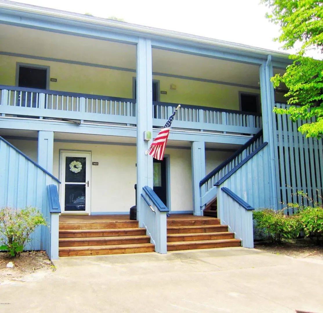 New Bern House: 1310 Harbourside Dr