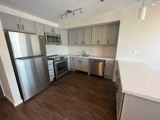 Renovated 2 Bedroom- Amenity Filled Building – photo 1