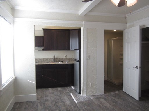 Studio Apartment In The Heart Of Midtown with Storage Room Included – photo 1