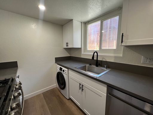 Renovated 2 bedroom Townhouse! Available in September! – photo 1