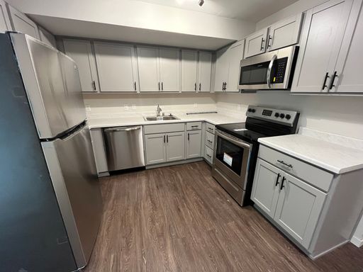 Renovated 1 Bedroom - Amenity Filled Building – photo 1
