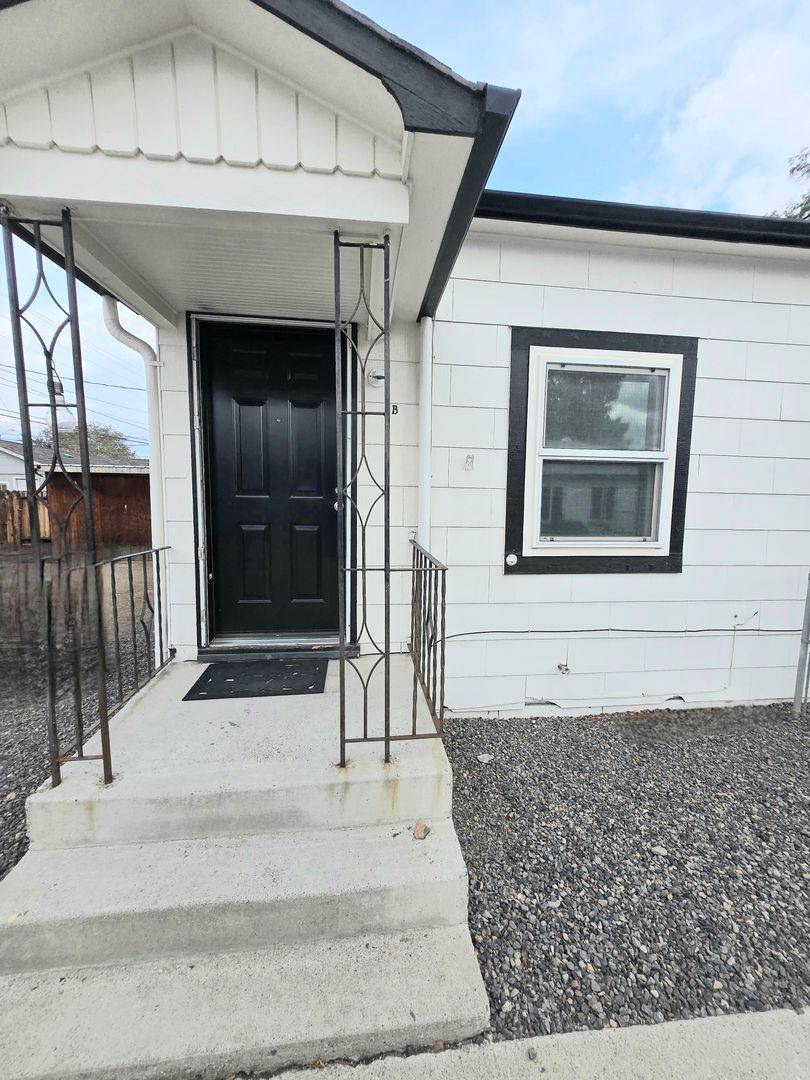 Sparks Apartment: 1720 H Street