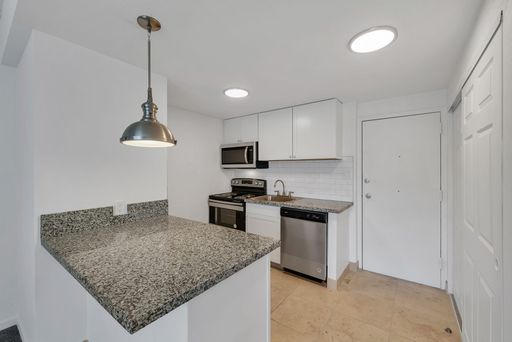 Renovated Studio in Midtown- Deposit-free with Obligo – photo 1