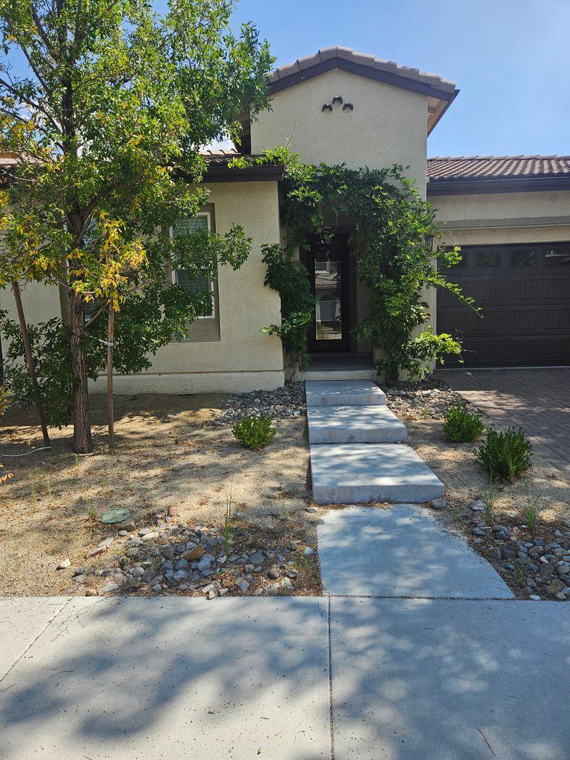 Reno House: 2010 Tawleed Rd