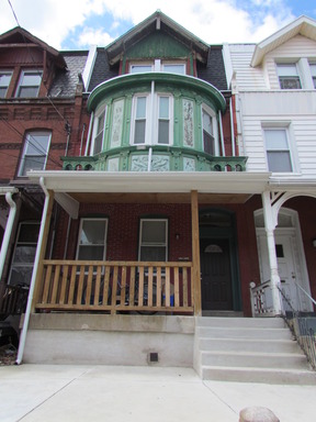 Spacious two bedroom with den apartment on 32nd street! – photo 1