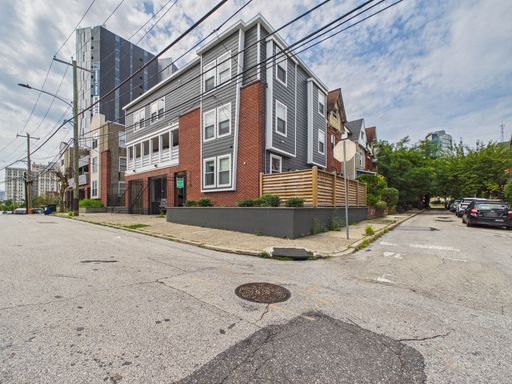 Newly renovated apartment with parking very close to Drexel University! – photo 1