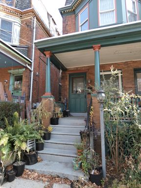 One Bedroom Apartment Stones Throw From Clark Park! – photo 1