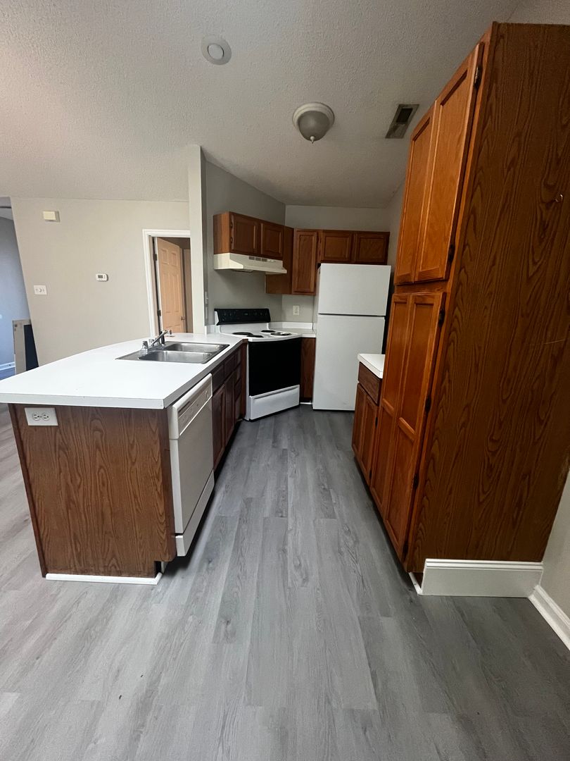 New Bern House: 3822 Blue Grass Court