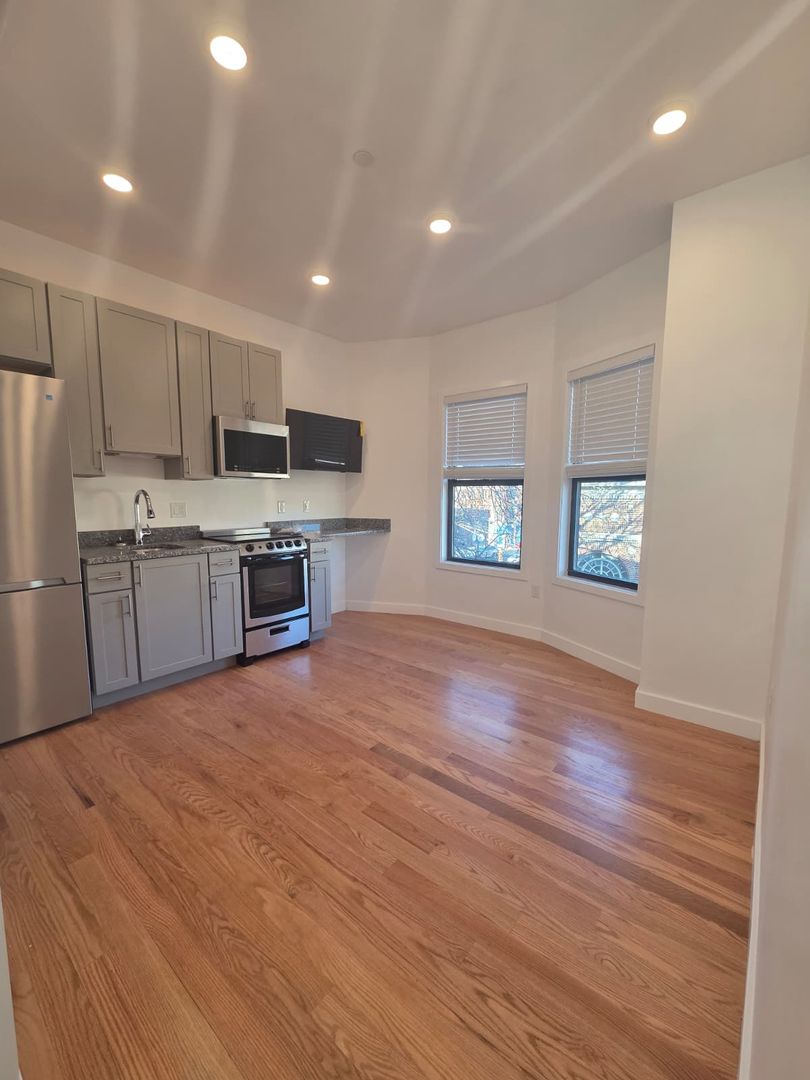 Chelsea Apartment: 165 Hawthorne Street