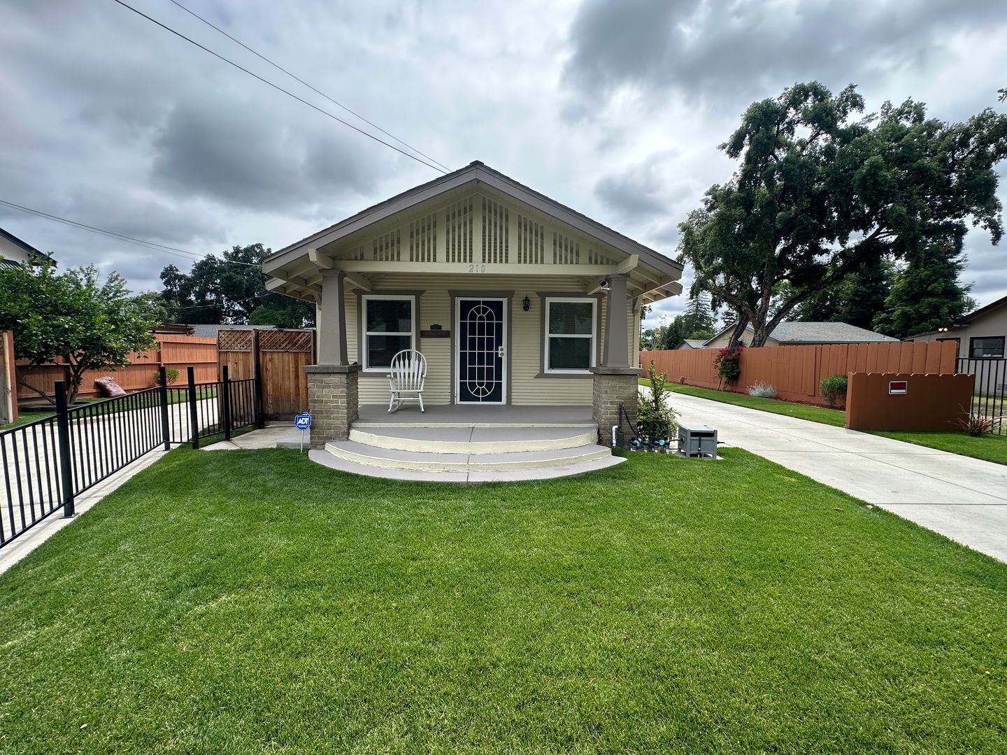 Modesto House: 210 Las Flores Ave
