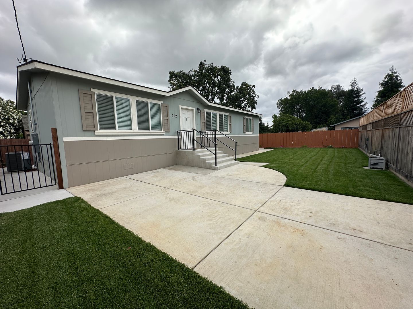 Modesto House: 212 Las Flores Ave