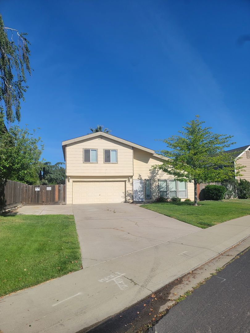 Manteca House: 522 Dawn Drive