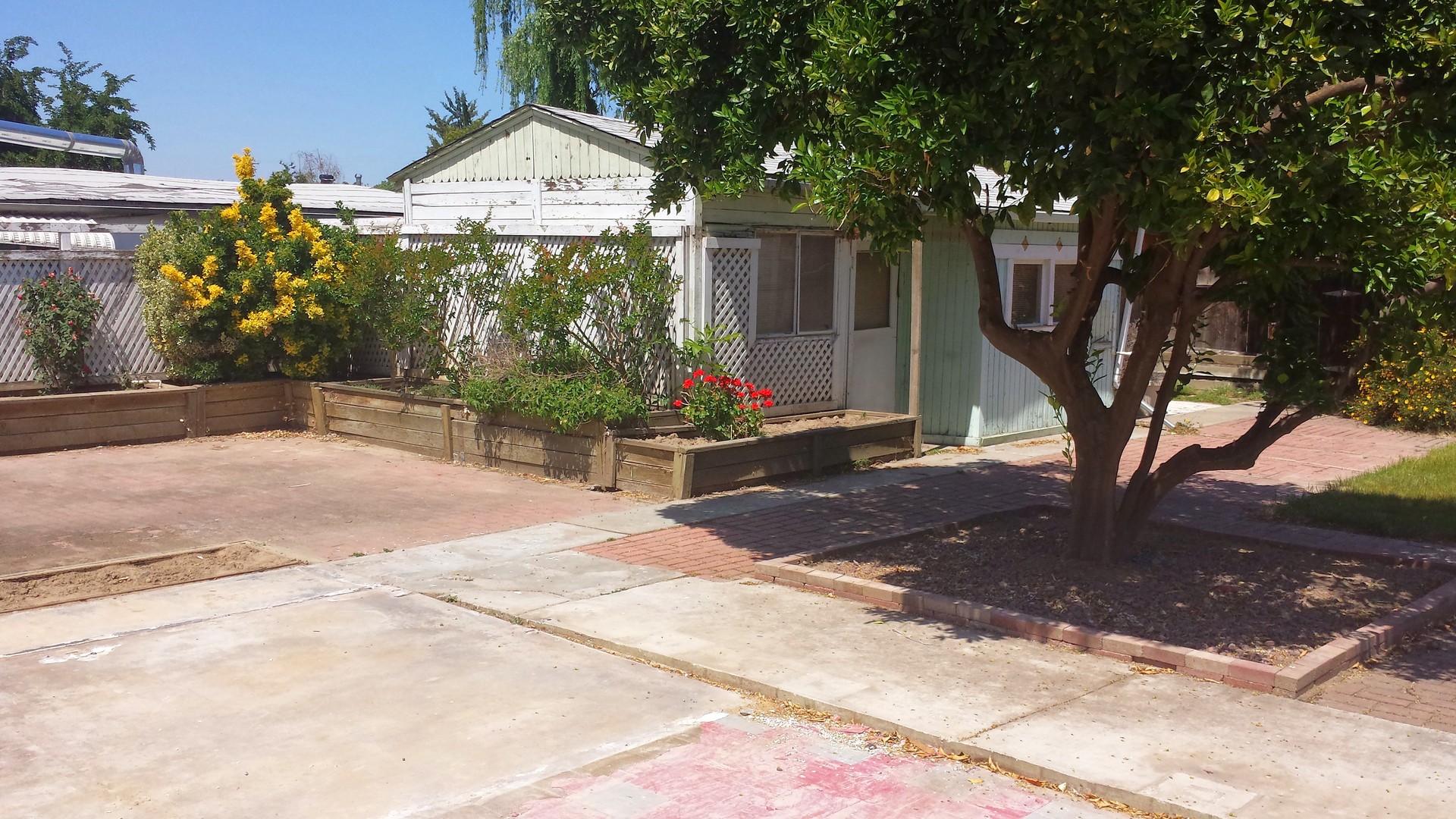 Turlock House: 875 S. Minaret Ave