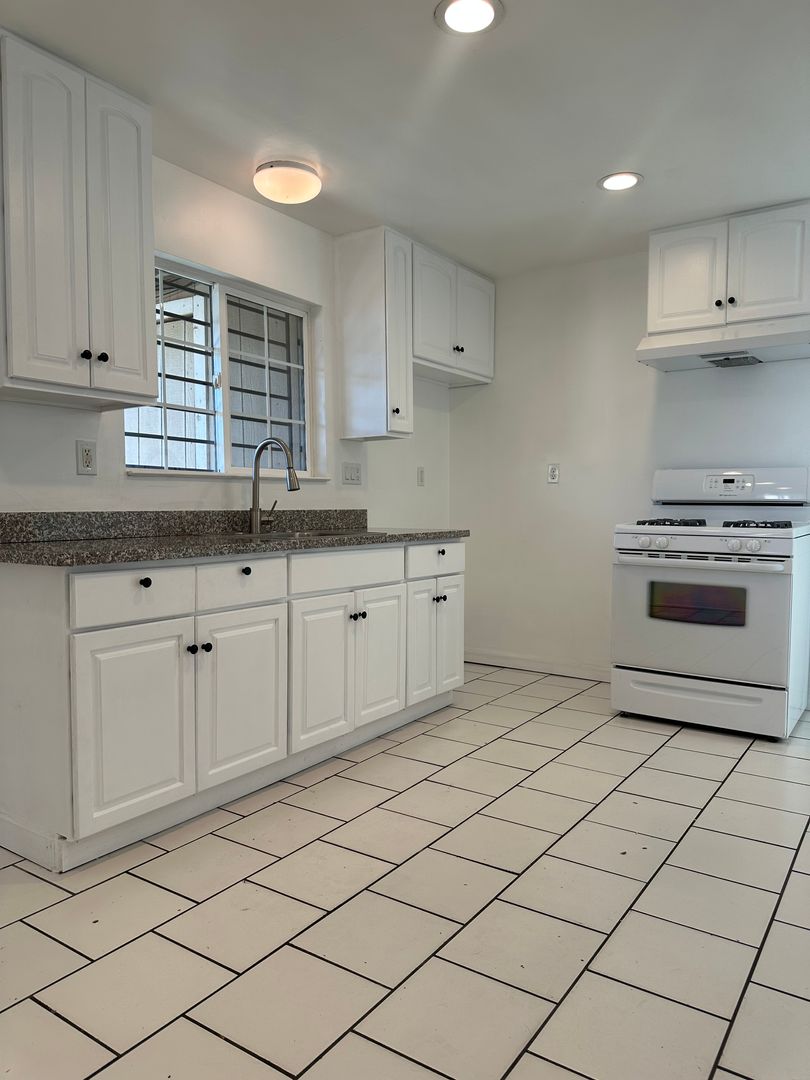 Modesto House: 908 Glenn Ave