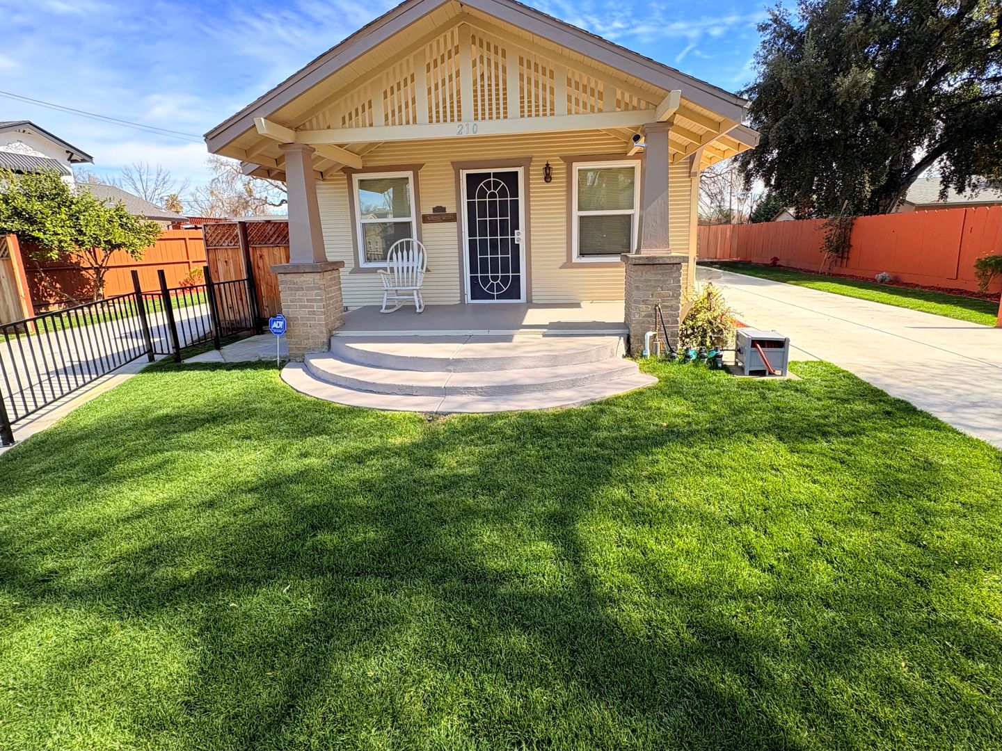 Modesto House: 210 Las Flores Ave