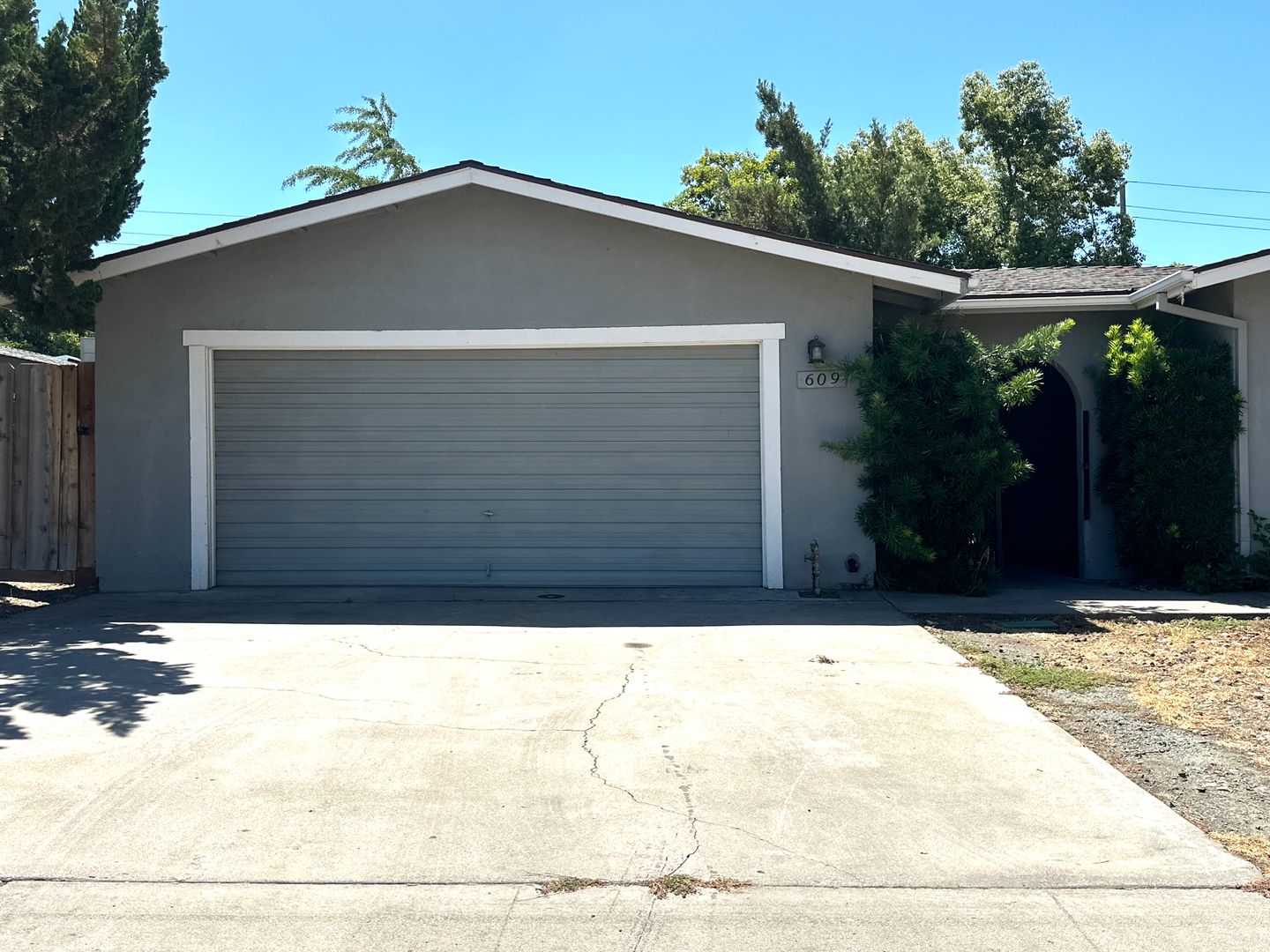 Modesto House: 609 Fort Sumpter Dr