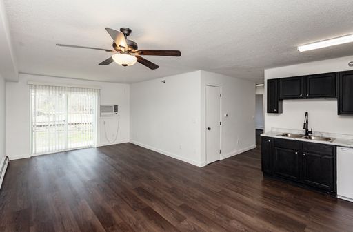 The Aspen | Redwood I Deluxe (with W/D) – photo 1