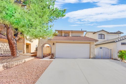 Beautiful 5 bedroom 2.5 bathroom pool home in West Las Vegas! – photo 1