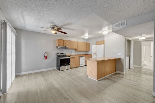 Great 2 bedroom 2 bathroom downstairs fourplex unit! – photo 1