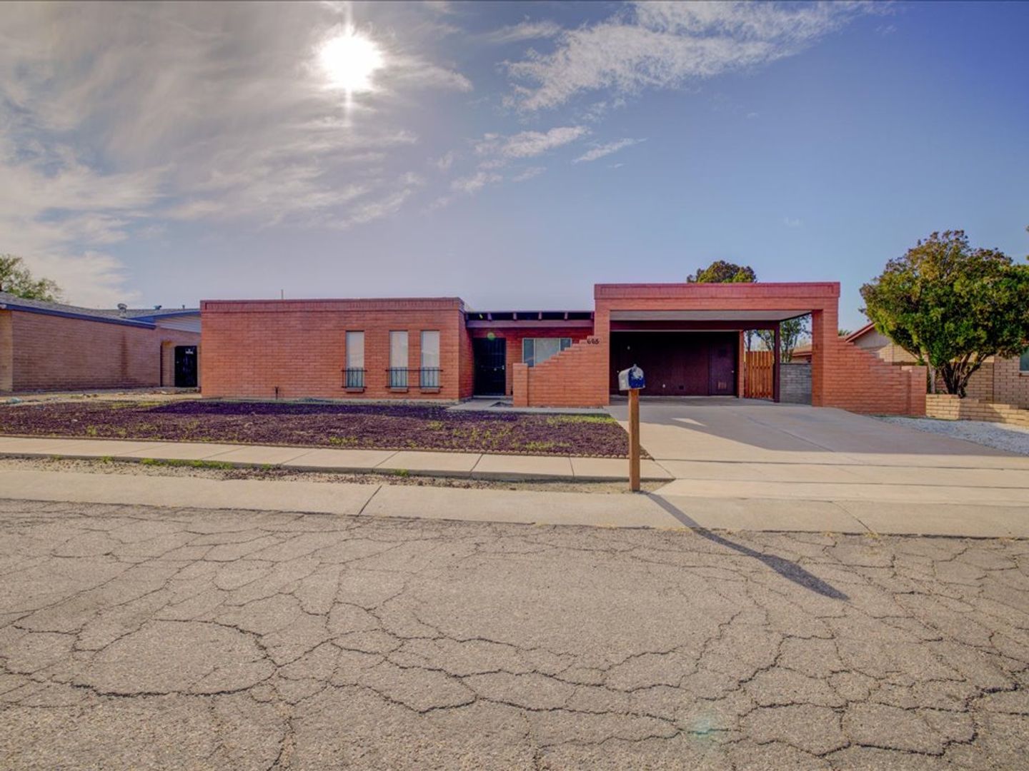 Tucson House: 665 N Banff