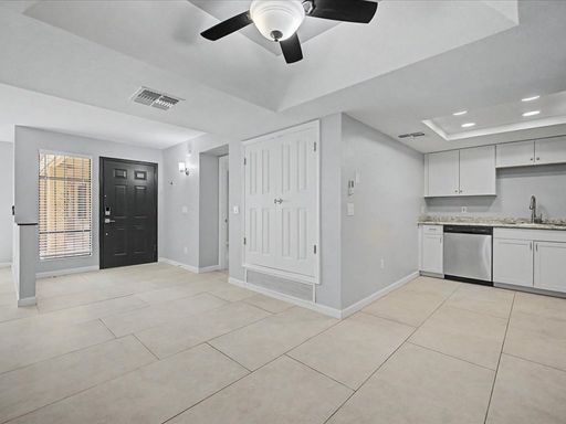 Charming 2 Bed / 2 Bath Downstairs Unit with Great Amenities! – photo 1