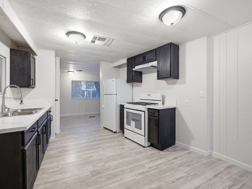 3 Bedroom 2 Bathroom With community Pool! – photo 1