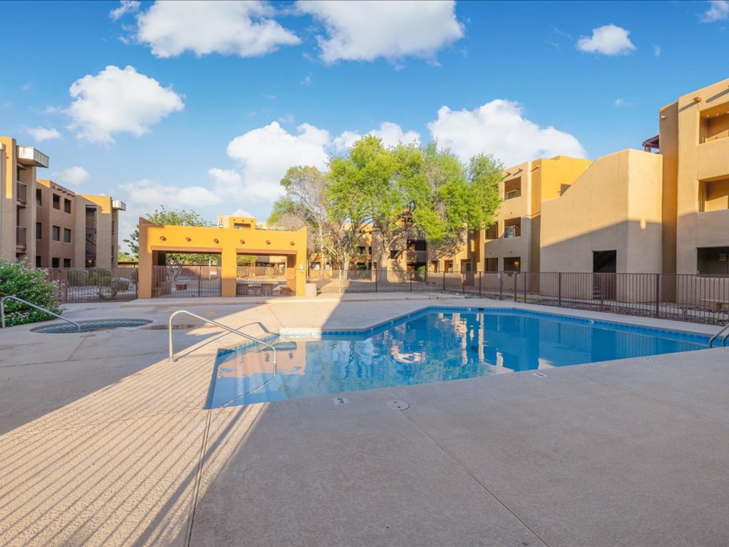 Tucson House: 1810 E Blacklidge Dr, Apt 818