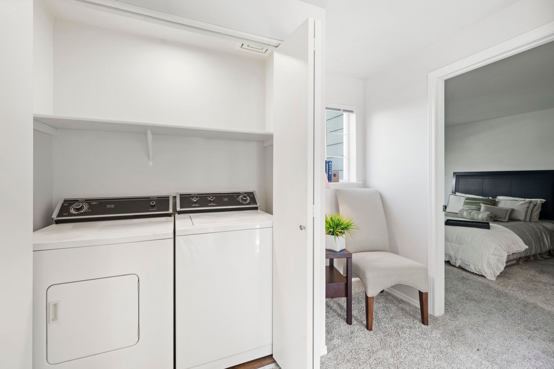 Laundry room at Water’s Edge Townhomes – Luxury Townhomes for Rent in (1 of 4)