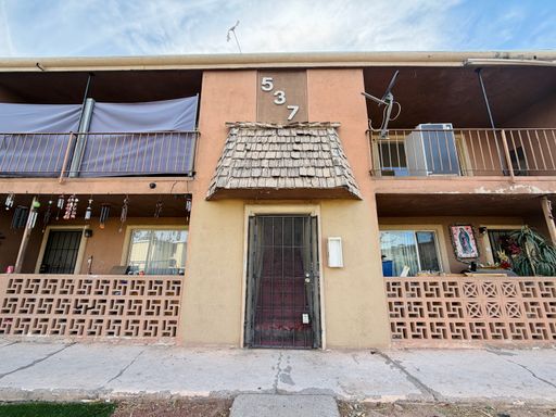 Lovely 2 bed 1 bath upstairs apartment with brand new LVP flooring! Large living room, roomy kitchen, and a private balcony! Centrally located for an easy commute! – photo 1