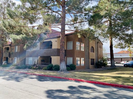 Beautiful 2 Bedroom 2 Bath Home In A Guard Gated Community! Hardwood Flooring Throughout Home! 2 Community Pools, Spa, Mini Golf, Game Room, Tennis Basketball, Volleyball, And So Much More! – photo 1