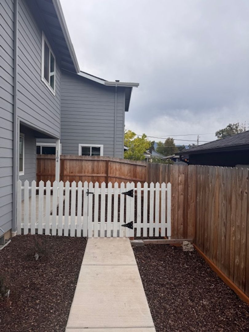 Medford Apartment: 1102 West 11th Street