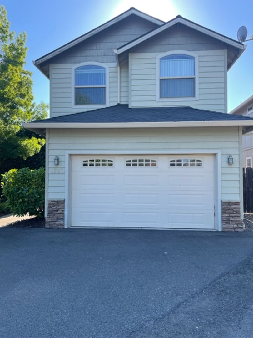 MEDFORD Townhome: 1297 CLEARSPRINGS DR