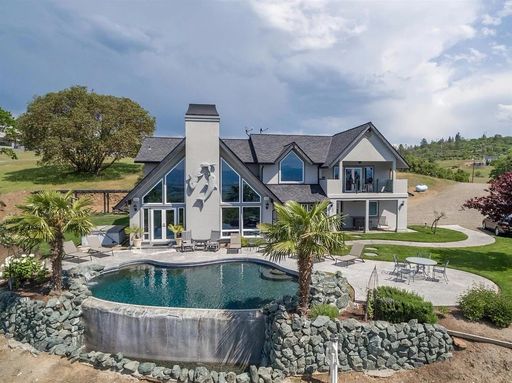 East Medford Luxury View Estate | Infinity Pool | 5 Private Acres- Not Fenced – photo 1