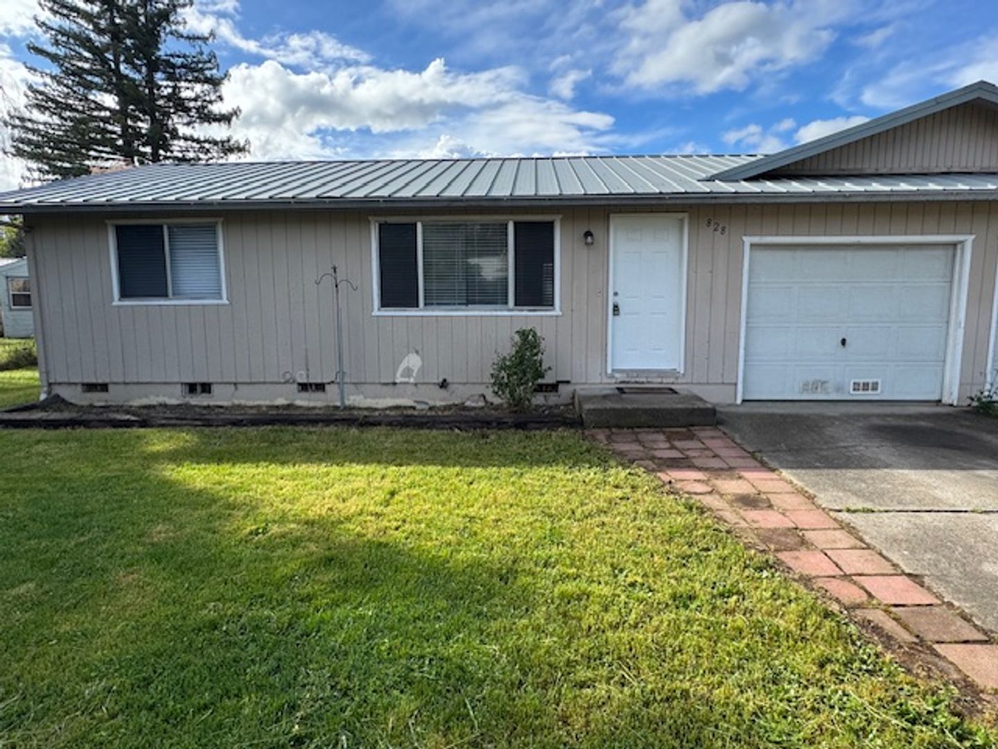 EAGLE POINT Apartment: 826 ROYAL AVE