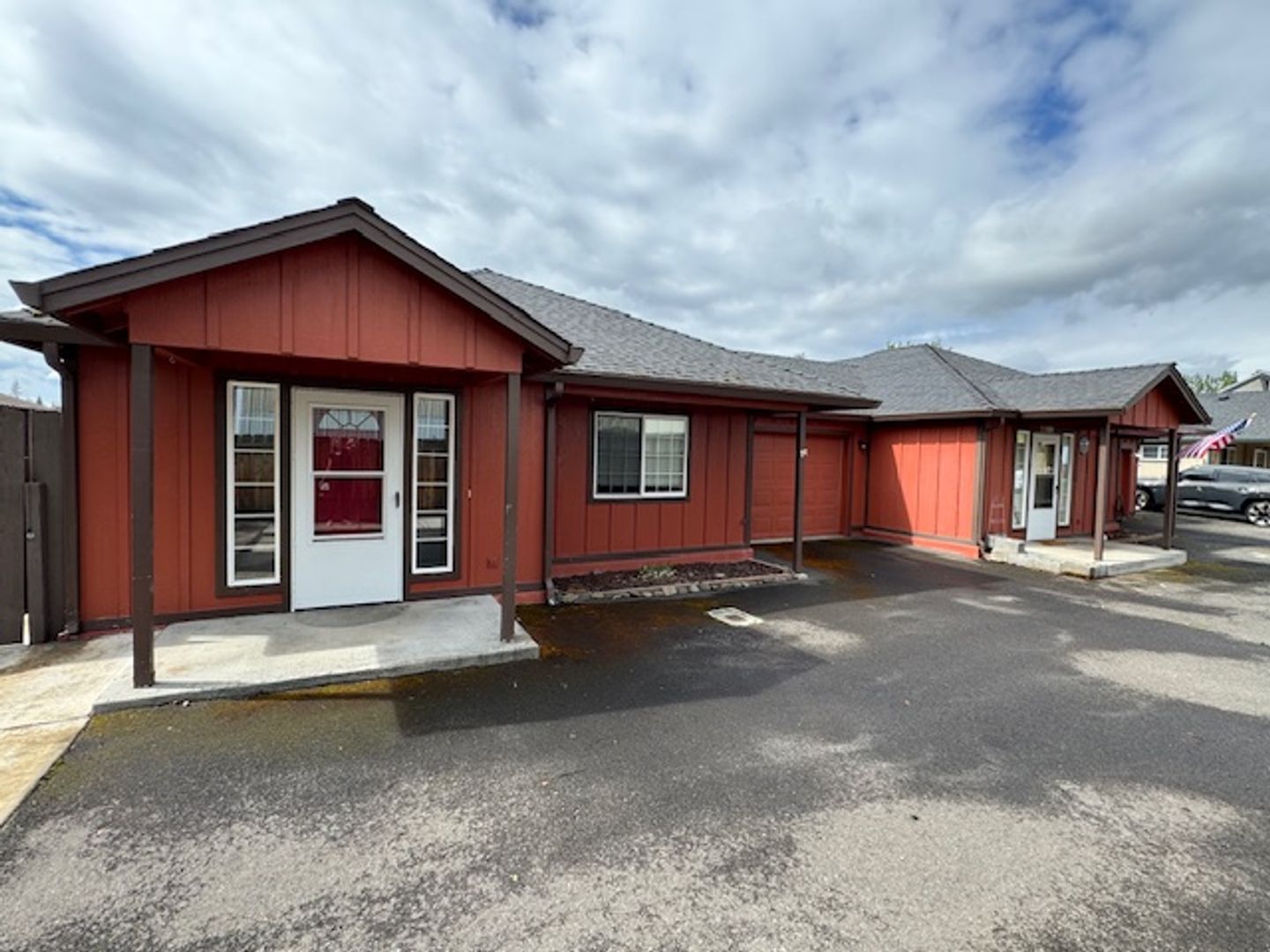 EAGLE POINT Apartment: 118 N SHASTA