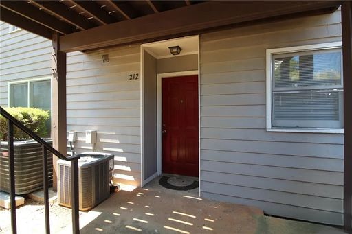 Updated 2-Bedroom Flat in West Athens – photo 1