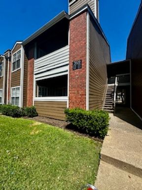 Renovated 2025 just steps away from community pool – photo 1