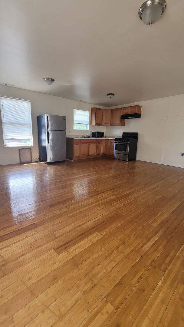 Chicago Apartment: 6669 S Michigan Avenue