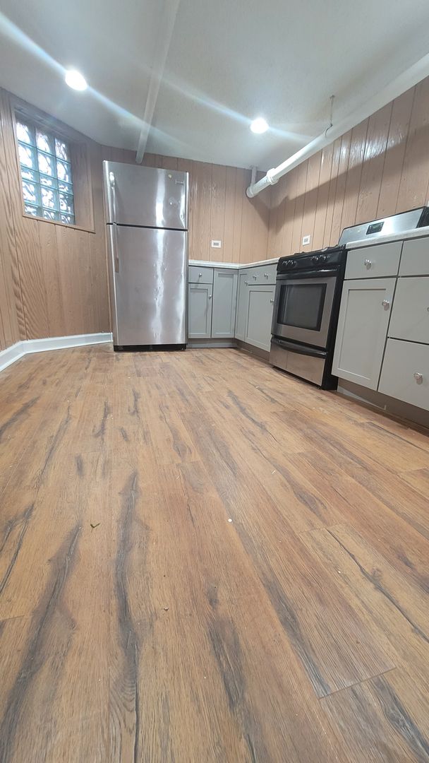 Chicago Apartment: 8010 S St. Lawrence Avenue